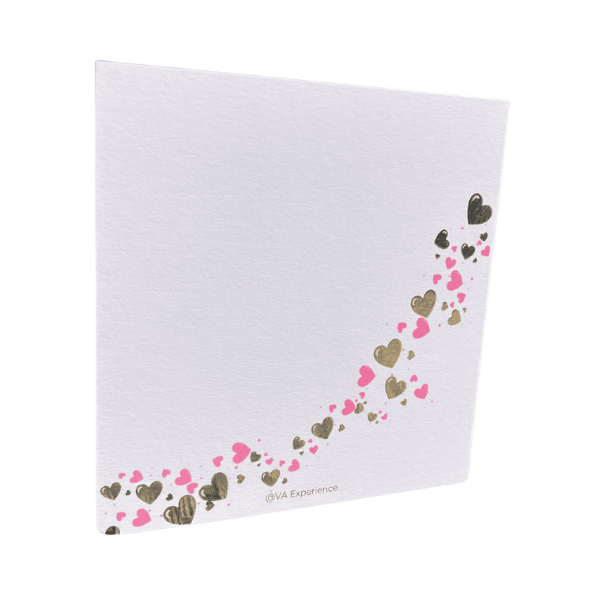 Achterkant trouwkaart met roze en gouden hartjes ontworpen door VA Experience.