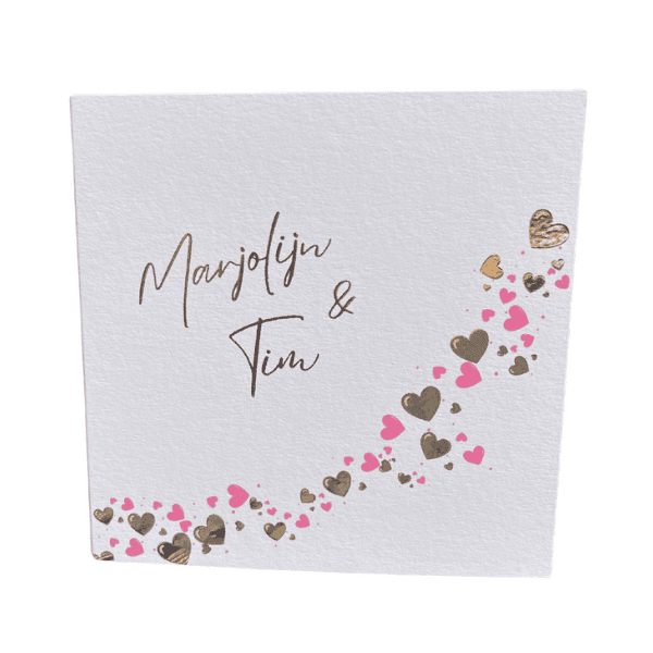 Trouwkaart met gouden tekst, roze en gouden hartjes ontworpen door VA Experience.